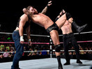WWE正义军惨中公司帮调虎离山计！赛斯罗林斯引开约翰塞纳！兰迪奥尔顿&凯