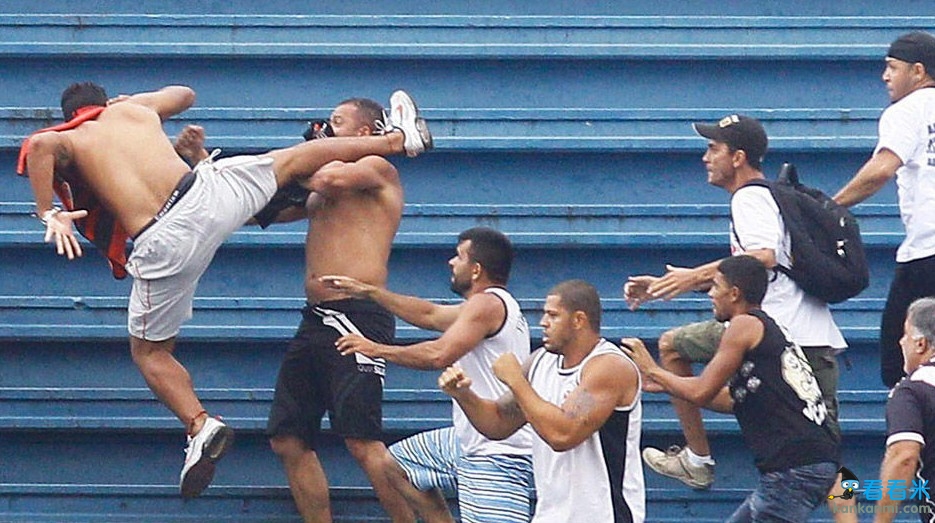 巴西爆发球迷冲突百名球迷群殴 2014世界杯存安全隐患