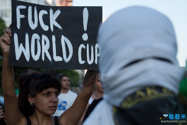 巴西民众游行抵制世界杯 街头打砸抢警车被掀翻(图)