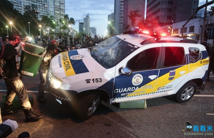 巴西民众游行抵制世界杯 街头打砸抢警车被掀翻(图)