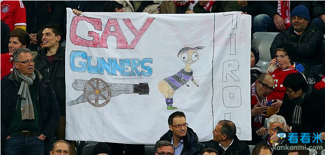 拜仁因为侮辱性标语遭到欧足联指控 球迷齐嘘厄齐尔