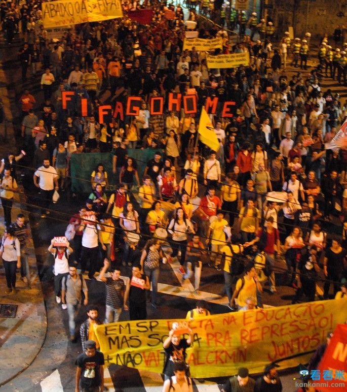 巴西示威反对世界杯 贝利被斥“政府走狗、世纪叛徒”/图