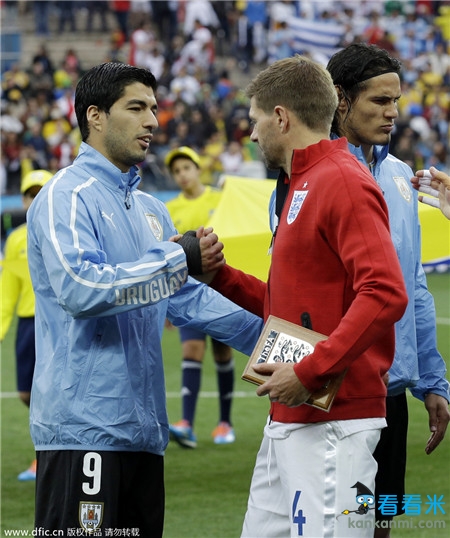 世界杯乌拉圭2-1英格兰:苏神安慰杰拉德 再现1个月前场景