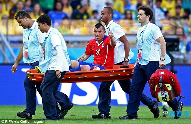 世界杯巴西1-1智利:斗士梅尔德泪洒球场 带伤上阵仍跑1万米