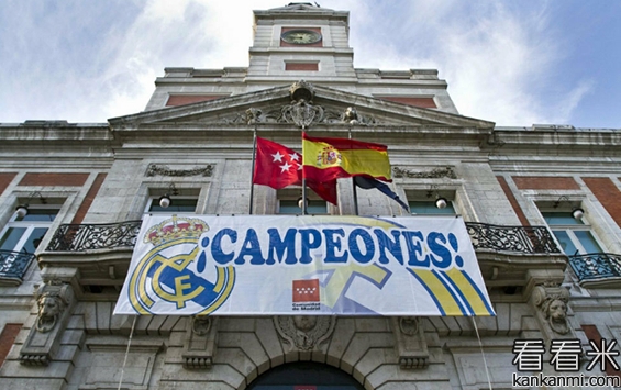 马德里政府悬挂横幅庆祝皇马夺得超级杯