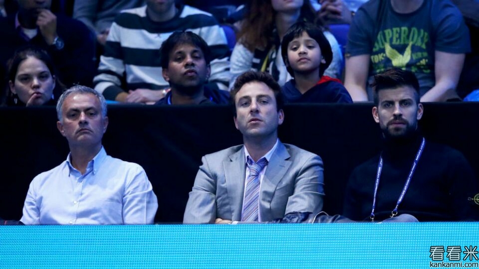 皮克穆帅观看网球比赛，座位仅隔一人